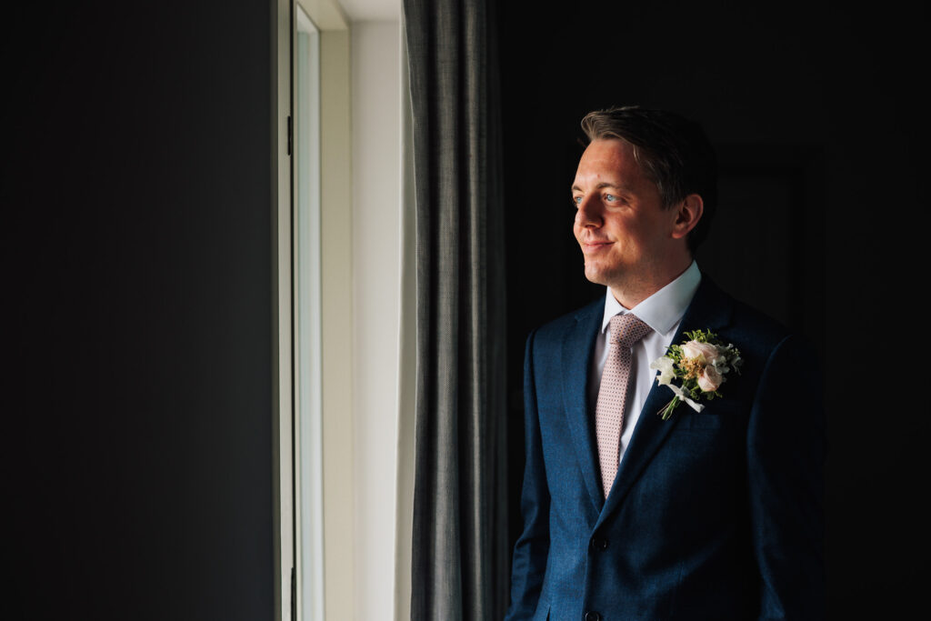 en and Al’s micro-wedding ceremony at Harlyn Bay in Cornwall, captured by cornwall wedding photographer Chris Armstrong Photography