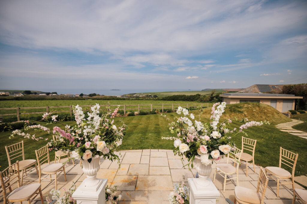 en and Al’s micro-wedding ceremony at Harlyn Bay in Cornwall, captured by cornwall wedding photographer Chris Armstrong Photography